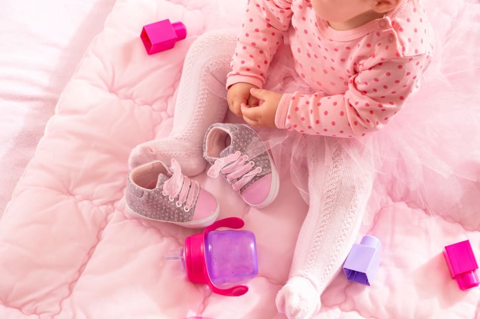 bebé con ropa rosa
